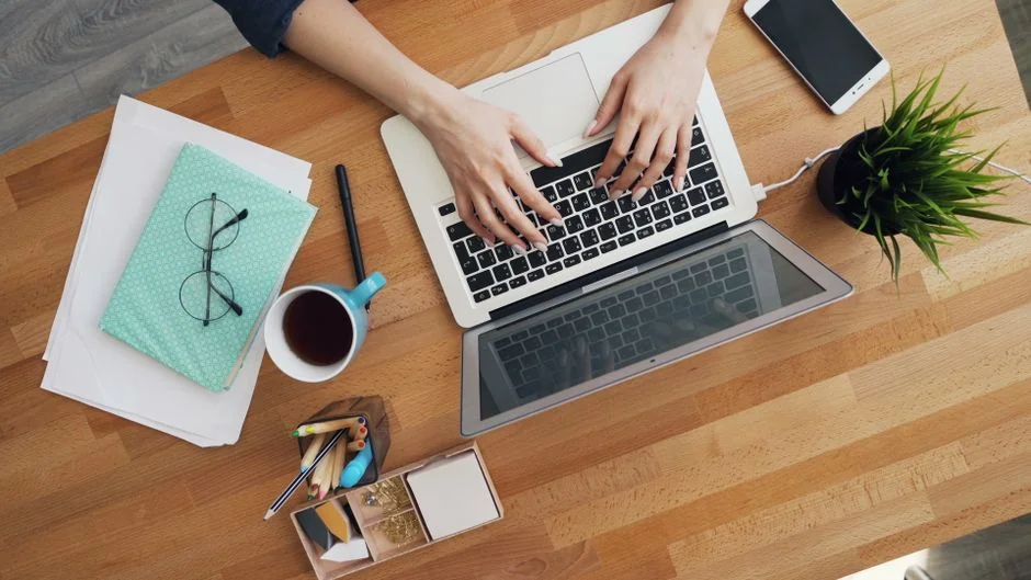 image-principale Flat lay showing branding materials and design concepts for creative strategy discussions.