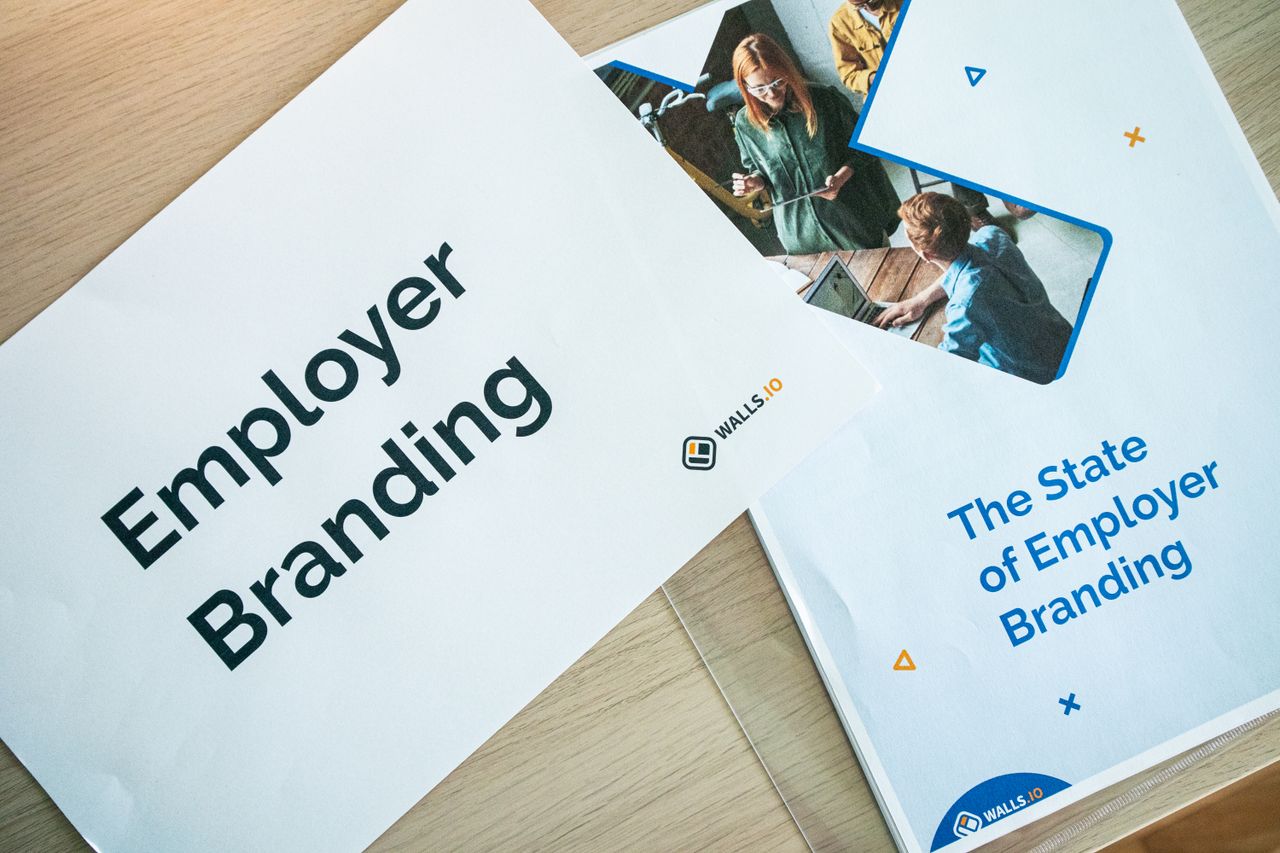 presentation-01 Flat lay of employer branding materials on an office table, showcasing marketing and design.